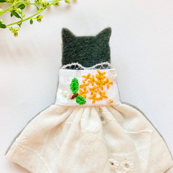 一点物【せなかねこブローチ】金木犀ワンピースの猫ちゃん（ホワイト・フェルト・刺繍・秋） 2枚目の画像