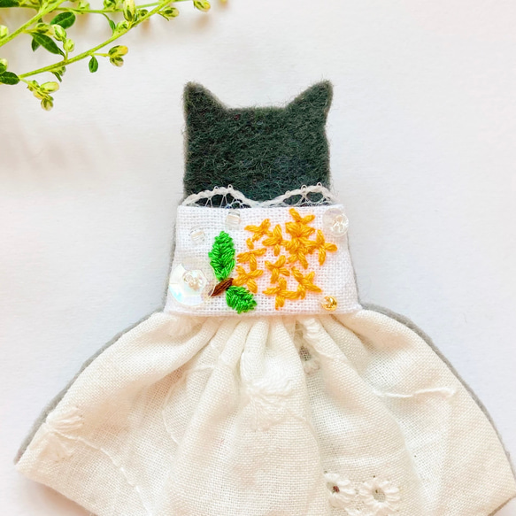 一点物【せなかねこブローチ】金木犀ワンピースの猫ちゃん（ホワイト・フェルト・刺繍・秋） 2枚目の画像