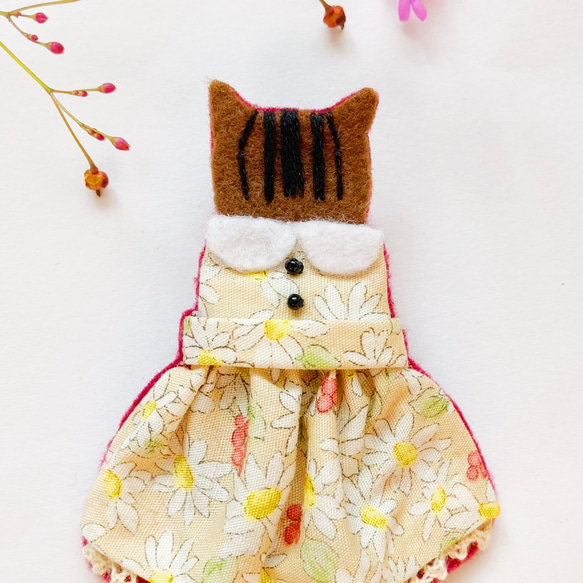 一点物【せなかねこブローチ】レトロデイジーワンピースの猫ちゃん（ベージュ・フェルト・刺繍・春・入園入学） 3枚目の画像