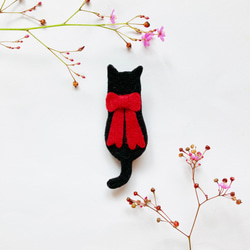 一点物【せなかねこブローチ】大きな赤いリボンの猫ちゃん（フェルト・春） 1枚目の画像
