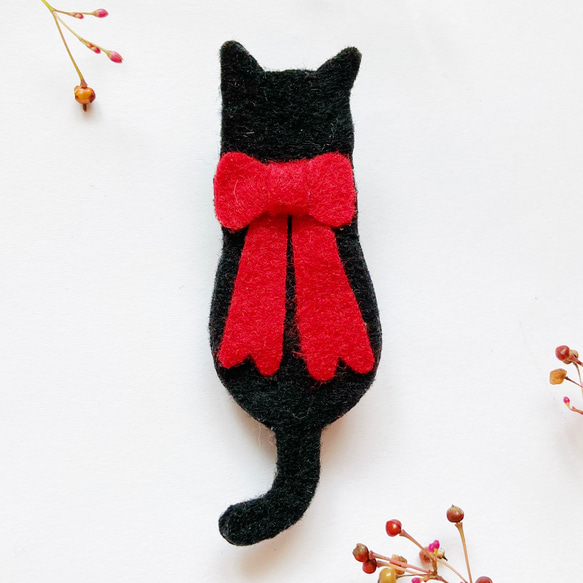 一点物【せなかねこブローチ】大きな赤いリボンの猫ちゃん（フェルト・春） 2枚目の画像