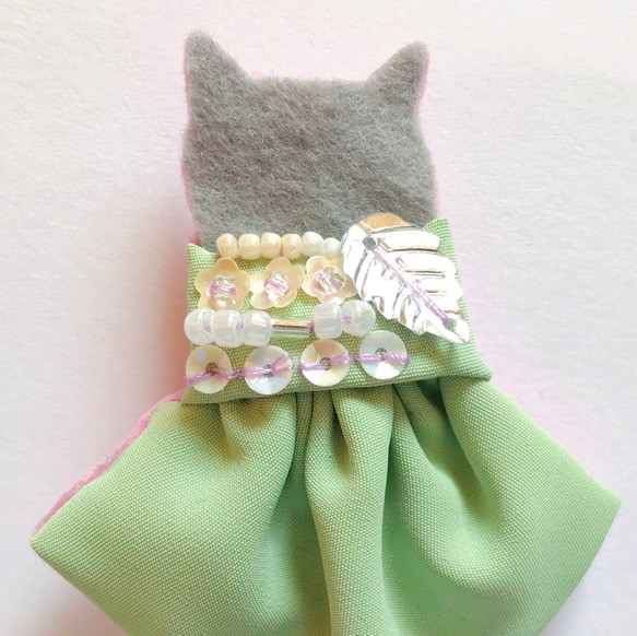 【最終セール】一点物【せなかねこブローチ】シンプルグリーンワンピースの猫ちゃん（ビーズ・パール・刺繍・春色) 2枚目の画像