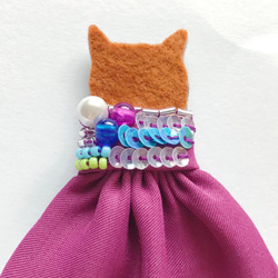 ●SOLD OUT●一点物【せなかねこブローチ】葡萄ワンピースの猫ちゃん（フェルト・ビーズ・パール・刺繍・秋) 2枚目の画像