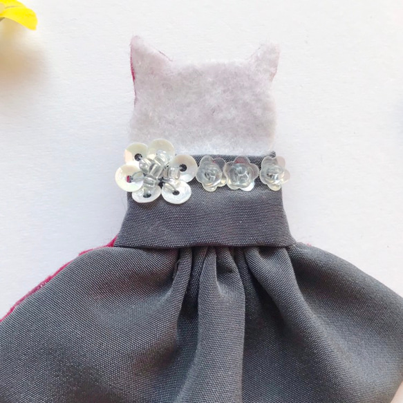 【最終セール】一点物【せなかねこブローチ】グレーフラワーワンピースの猫ちゃん（フェルト・ビーズ・刺繍・花・春・入学式) 2枚目の画像