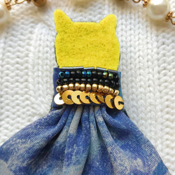 【50%オフ】一点物【せなかねこブローチ】ブルーゴールドワンピースの猫ちゃん（フェルト・ビーズ・刺繍・春) 2枚目の画像