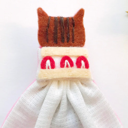 一点物【せなかねこブローチ】苺ショートケーキワンピースの猫ちゃん（フェルト・刺繍・ベビーキッズ) 2枚目の画像