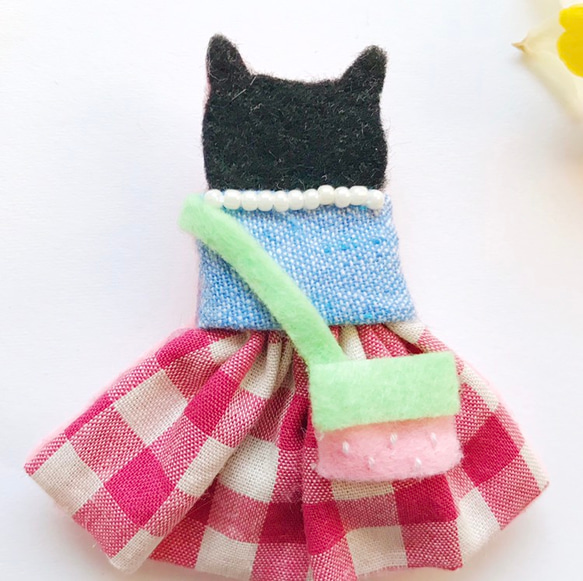 一点物【せなかねこブローチ】苺ポシェット付きワンピースの猫ちゃん（フェルト・刺繍・ビーズ・秋） 2枚目の画像