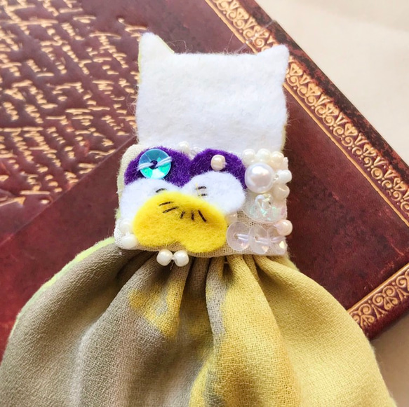 一点物【せなかねこブローチ】ビオラビジューワンピース（紫×黄）の猫ちゃん（ビーズ・パール・刺繍) 2枚目の画像