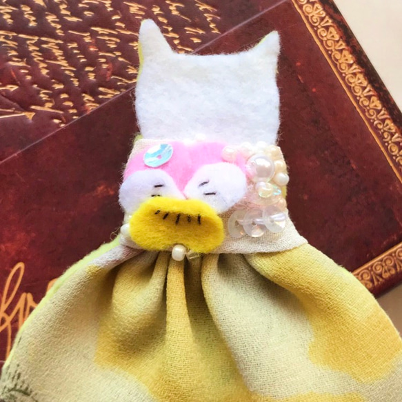 一点物【せなかねこブローチ】ビオラビジューワンピース（ピンク×黄）の猫ちゃん（ビーズ・刺繍) 2枚目の画像