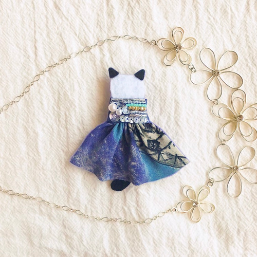 20%オフ】一点物【せなかねこブローチ】満天の星ワンピースの猫ちゃん  