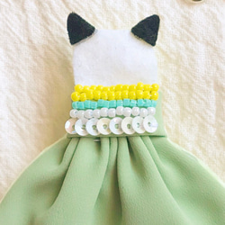 一点物【せなかねこブローチ】ミモザビジューワンピース(黄緑)の猫ちゃん（フェルト・刺繍・ビーズ) 2枚目の画像