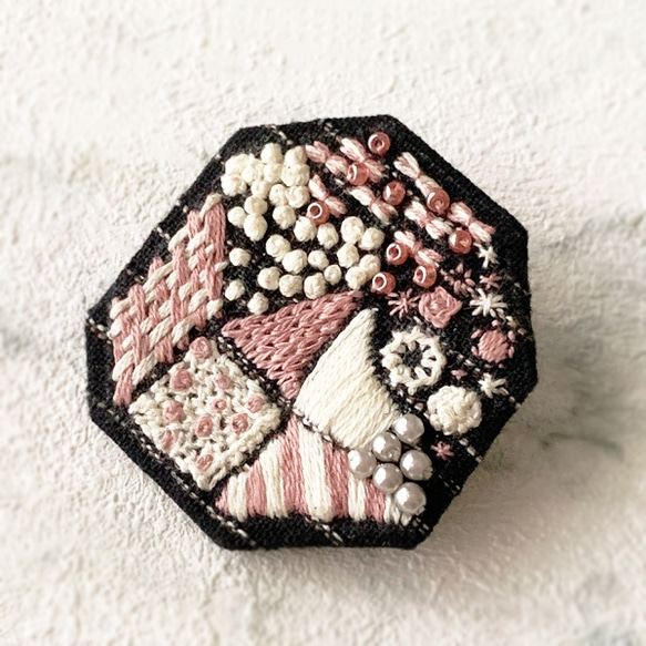 絕版<<不規則的規則-乙>>手作刺繡別針Hand Embroidery Pin 第1張的照片