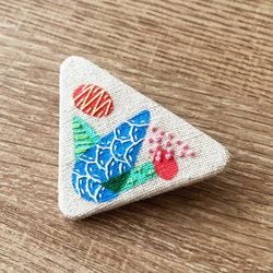 <<四季-春曉>>系列：三角  手刺繡別針Hand Embroidery Pin 第1張的照片