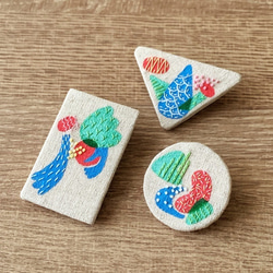 <<四季-春曉>>系列：三角  手刺繡別針Hand Embroidery Pin 第2張的照片