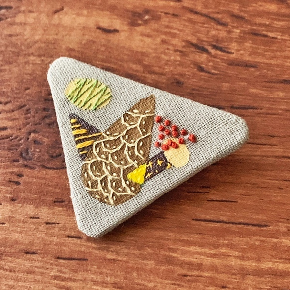 <<四季-暮秋>>系列：三角  手刺繡別針Hand Embroidery Pin 第1張的照片