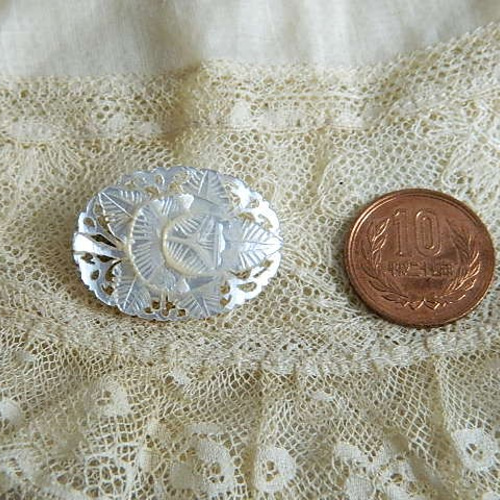 ベツレヘム マザーオブパールのブローチ 花 大きめ 祈りを込めて手彫りされたブローチ マザーオブパール 3，7cm