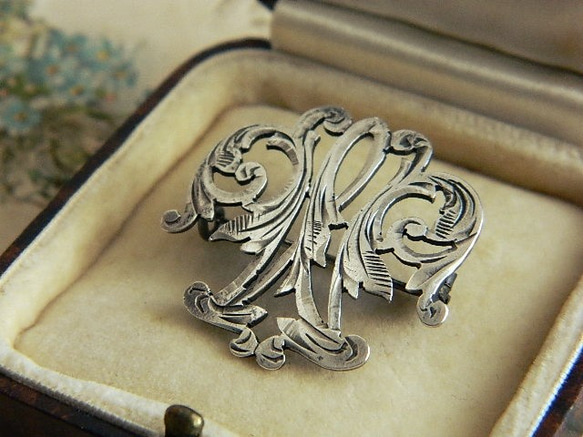 シルバービクトリアブローチ 刻印あり