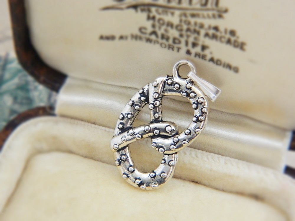 Tiffany プレッツェル　チャーム Tiffany プレッツェル チャーム Tiffany プレッツェルチャーム