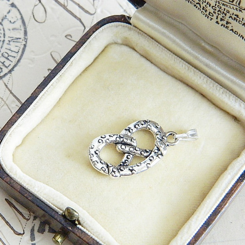 Tiffany プレッツェル　チャーム Tiffany プレッツェルチャーム