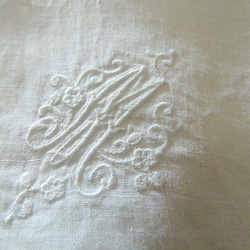 フランス　花文字　Ｍ　白糸手刺繍　イニシャル　ハンカチ　ヴィンテージ 　 2枚目の画像