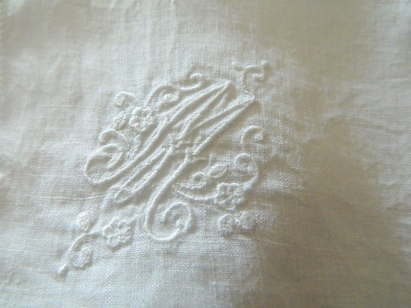 フランス　花文字　Ｍ　白糸手刺繍　イニシャル　ハンカチ　ヴィンテージ 　 2枚目の画像