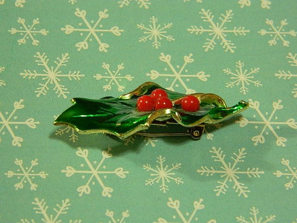 赤い実をつけたセイヨウヒイラギのブローチ　ヴィンテージ　葉っぱ　クリスマス 3枚目の画像