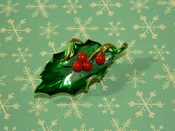 赤い実をつけたセイヨウヒイラギのブローチ　ヴィンテージ　葉っぱ　クリスマス 4枚目の画像