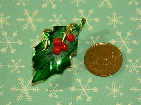 赤い実をつけたセイヨウヒイラギのブローチ　ヴィンテージ　葉っぱ　クリスマス 5枚目の画像