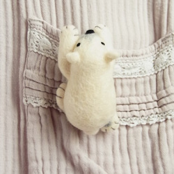 よっこら白くまブローチ 羊毛フェルト シロクマ しろくま 白熊