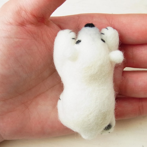 ＊白クマさん＊横向き＊ブローチ＊羊毛フェルトハンドメイド よっこら白くまブローチ 羊毛フェルト シロクマ しろくま 白熊