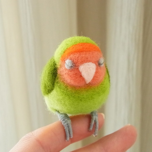 羊毛フェルト うさぎになったコザクラインコちゃん 春のカラフル壁飾り ふくふくおねむな手乗りインコ（コザクラインコ・ノーマル）オーダー
