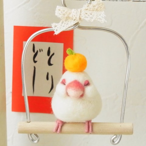 期間限定もちもち鏡餅 おねむな白文鳥ブローチ 羊毛フェルト 羊毛