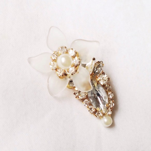 ハンドメイド お花とカラフルビジュー ♡ ピアス風 ビジュー イヤーカフ ♡ ハンドメイド お花とカラフルビジュー ♡ ピアス風 ビジュー