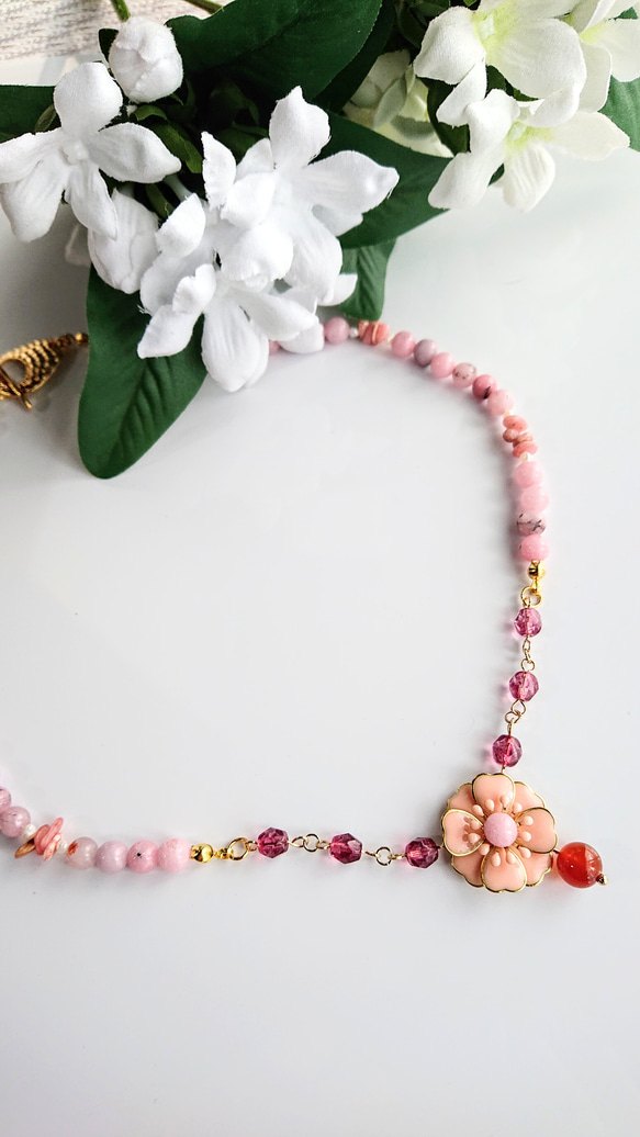 サイネリア   薄桃色のネックレス 2枚目の画像