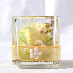 かわいいグラスに癒しのグラスキューブ レモンイエロー【プリザーブドフラワー】 1枚目の画像