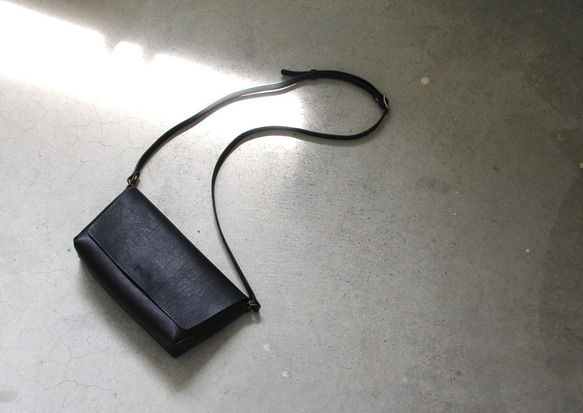 【受注制作】高級イタリアンレザーのお財布ショルダー/ブラック/ウォレットバッグ 7枚目の画像