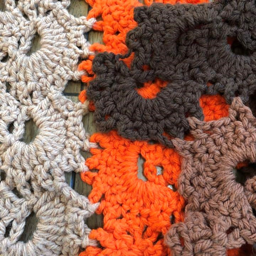 お値下げしました⭐️オーダー♡♡マルチカバー♡飾り編み 手編み グラニースクエア マルチカバー こたつカバー - カラフル工房