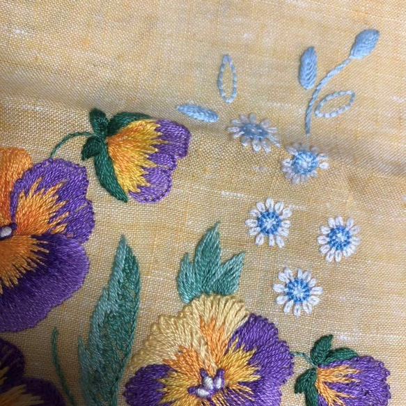 手刺繍　大判ハンカチ　パンジー　麻混生地 4枚目の画像