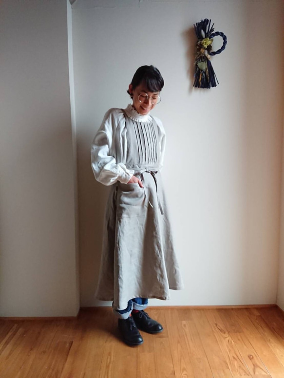 《在庫あり》リネンのエプロンワンピースピンタック/巻きスカートタイプ　 3枚目の画像