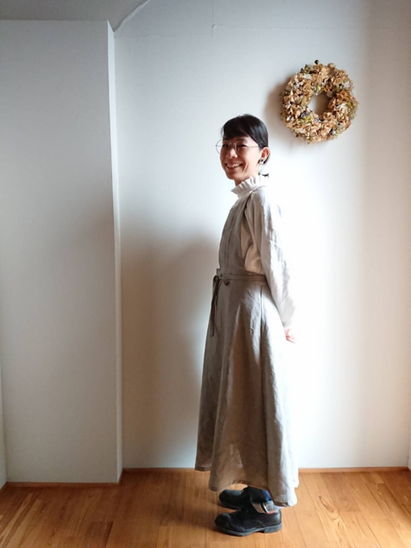 《在庫あり》リネンのエプロンワンピースピンタック/巻きスカートタイプ　 4枚目の画像
