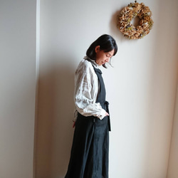 《在庫あり》リネンの襟付きエプロンワンピ(ブラック)巻きスカートタイプ 3枚目の画像