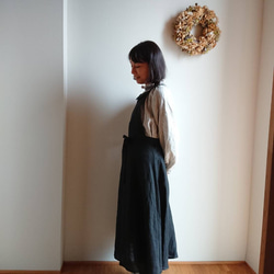 《在庫あり》リネンの襟付きエプロンワンピ(ブラック)巻きスカートタイプ 4枚目の画像