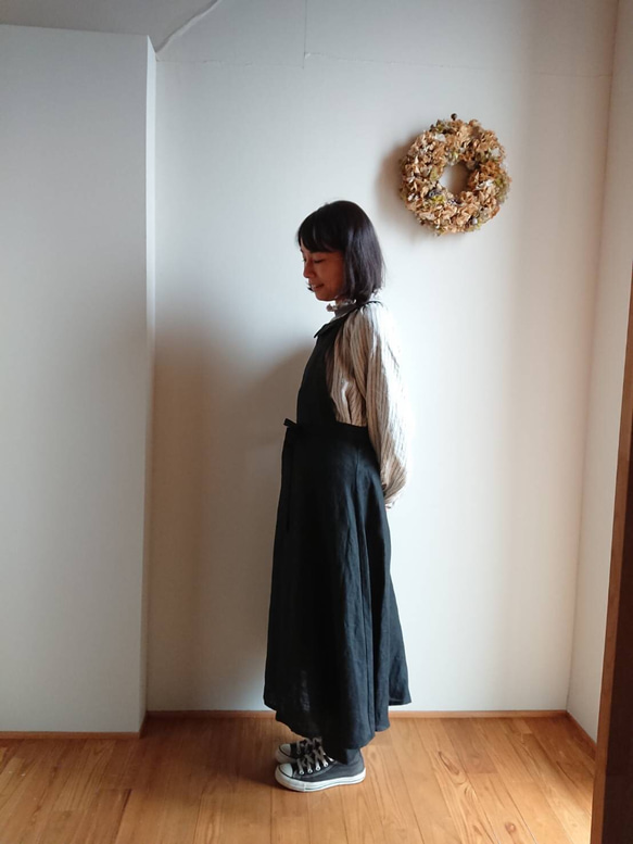 《在庫あり》リネンの襟付きエプロンワンピ(ブラック)巻きスカートタイプ 4枚目の画像