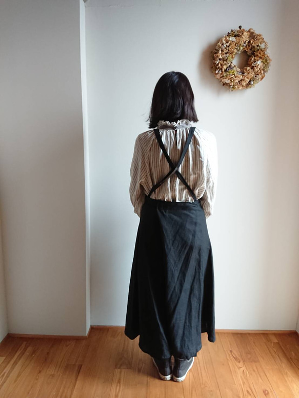 《在庫あり》リネンの襟付きエプロンワンピ(ブラック)巻きスカートタイプ 5枚目の画像