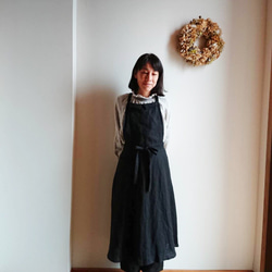 《在庫あり》リネンの襟付きエプロンワンピ(ブラック)巻きスカートタイプ 2枚目の画像