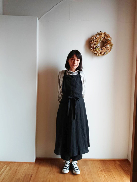 《在庫あり》リネンの襟付きエプロンワンピ(ブラック)巻きスカートタイプ 2枚目の画像