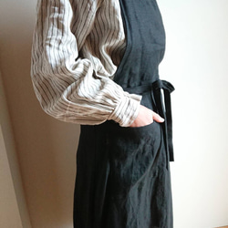 《在庫あり》リネンの襟付きエプロンワンピ(ブラック)巻きスカートタイプ 6枚目の画像