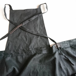 《在庫あり》リネンの襟付きエプロンワンピ(ブラック)巻きスカートタイプ 7枚目の画像