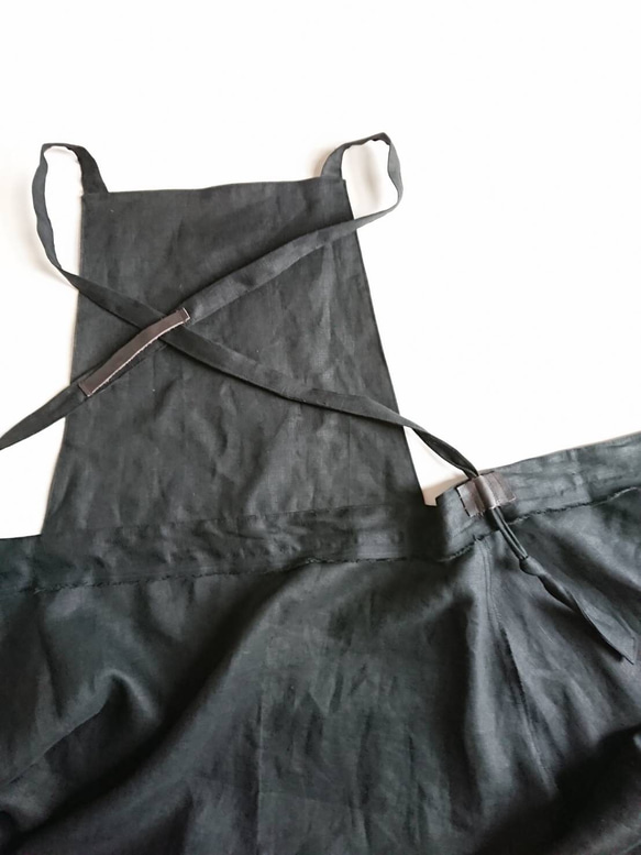 《在庫あり》リネンの襟付きエプロンワンピ(ブラック)巻きスカートタイプ 7枚目の画像