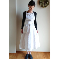 リネンの襟付きエプロンピ(ホワイト)巻きスカートタイプ 1枚目の画像